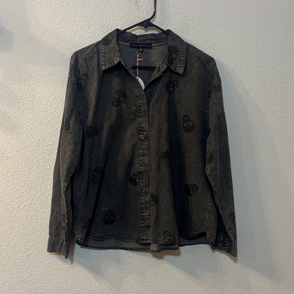 NWT Jane and Delancey Black Skull Button-Up Shirt